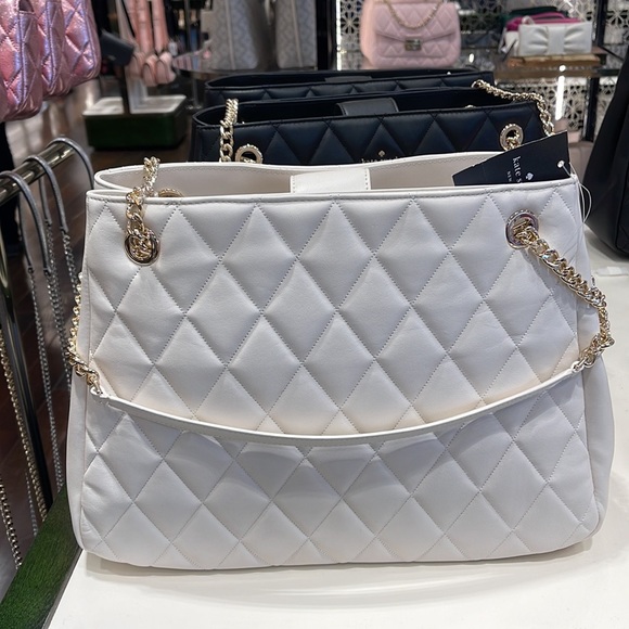 Kate Spade Carey Tote
COLOR:
Parchment
NWT - Picture 16 of 16